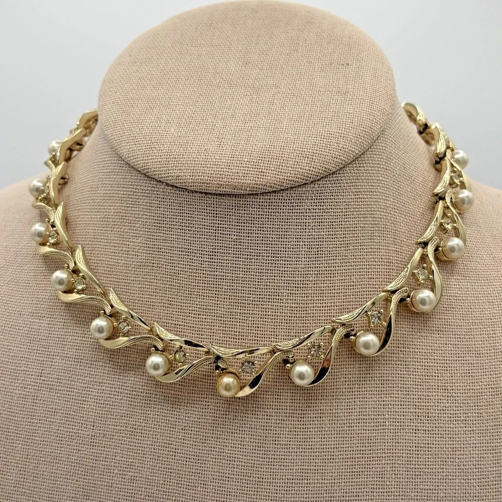 Vtg‎ Lisner Gold Tone Faux Pearl and Rectangle Clear Rhinestone Necklace